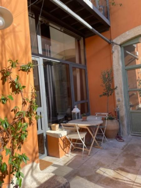 Belle suite au coeur de ville ,petit déjeuner, jardin et bassin